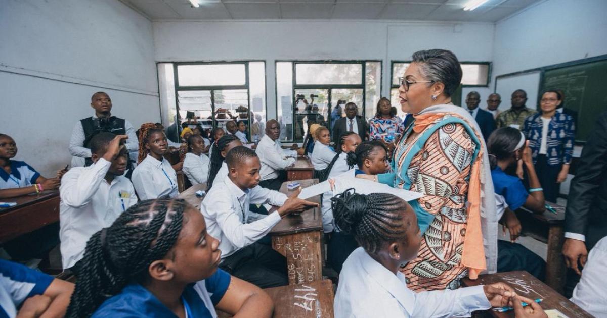 La Première ministre Judith Suminwa dans une salle de classe 