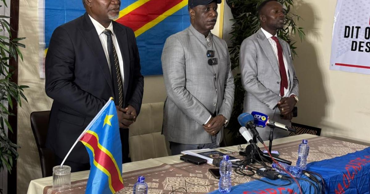 Au milieu, Eugène Diomi Ndongala, lors d'une conférence de presse à Kinshasa 