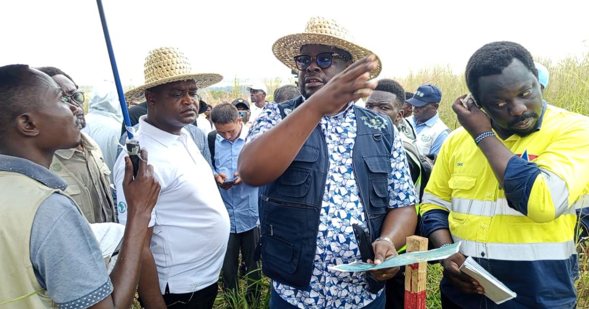 Le coordonnateur de Prodan, Cédric Mutombo Kahia, avec des soumissionnaires