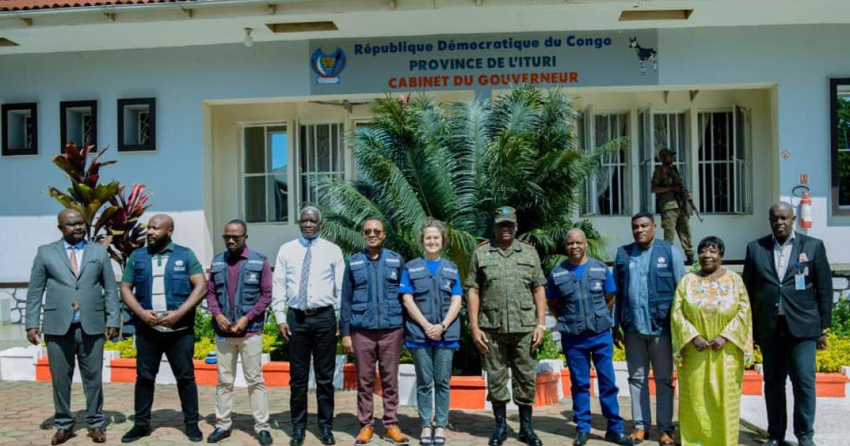 Anne Ancia, représentante pays intérimaire de l’OMS en RDC chez le lieutenant-général Johnny Luboya, gouverneur militaire de l’Ituri