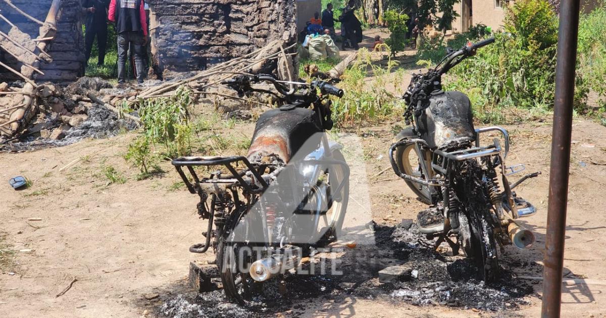 Des motos incendiées lors de l'attaque des ADF à Mbau 