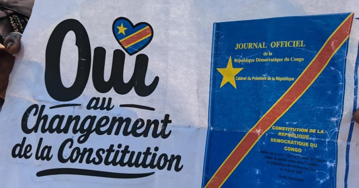 Une affiche de campagne pour le changement de constitution 