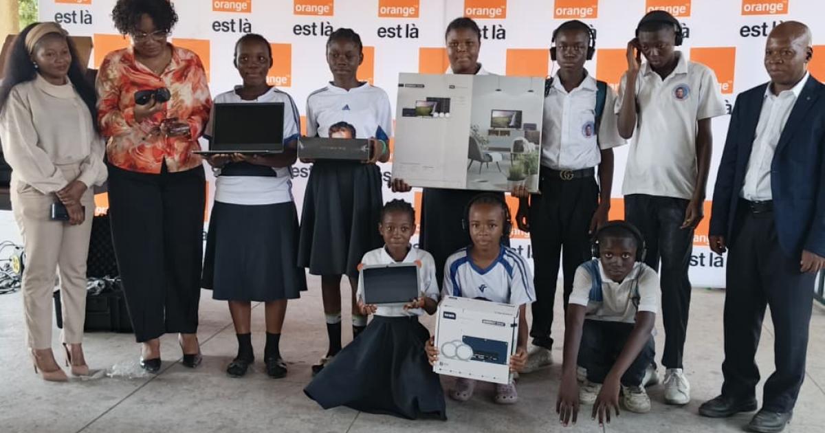 Remise d'un don de Orange RDC à l'écolé primaire Don Bosco de Masina, à Kinshasa