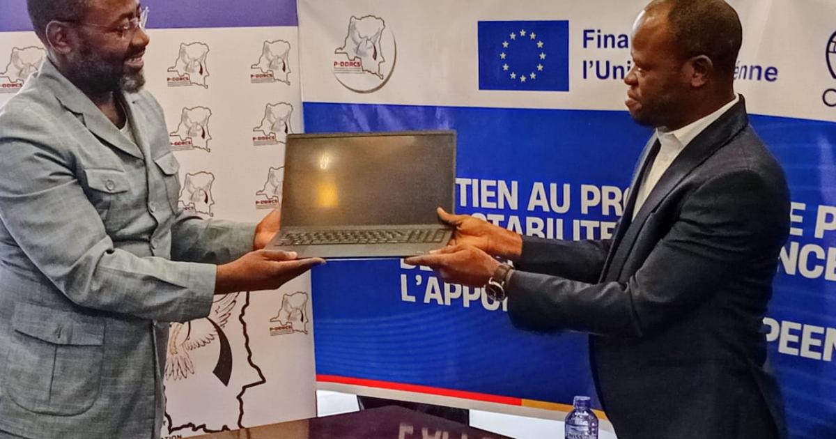 Le coordonnateur national adjoint de P-DDRCS recevant les matériels de soutien au programme 