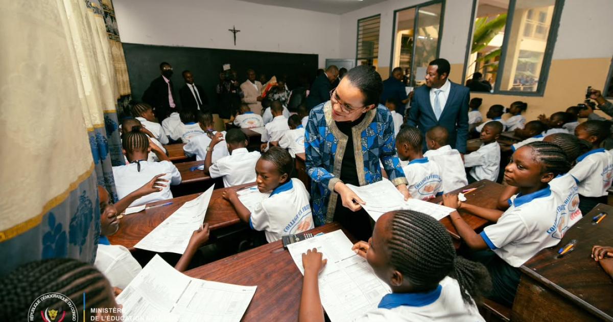Raïssa Malu distribuant les fiches d'examen