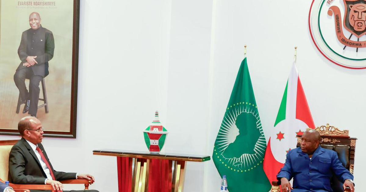 Le Président de la Commission de l'UA, Mahmoud Ali Youssouf, reçu par Évariste Ndayishimiye, président de Burundi et président de l'Assemblée de l'UA, en amont du sommet de l'UA sur Ebola