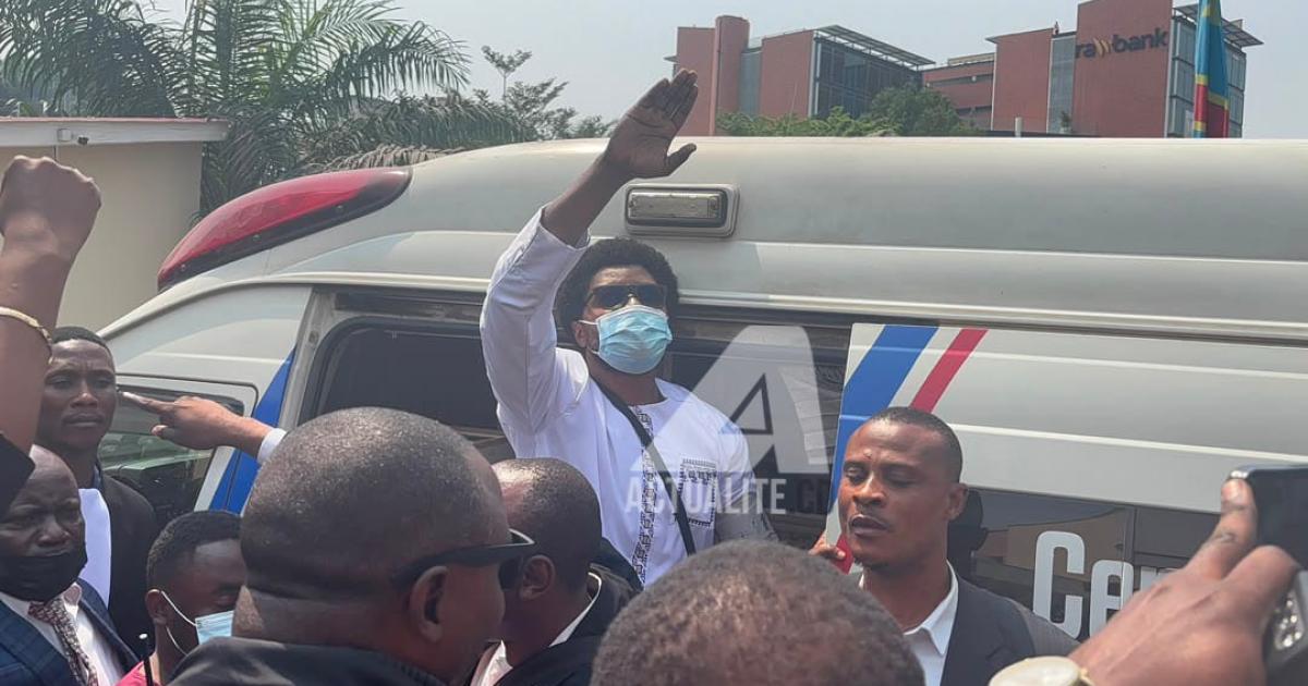 Constant Mutamba descendant du véhicule à son arrivée à l'audience dans l'affaire Frivao 