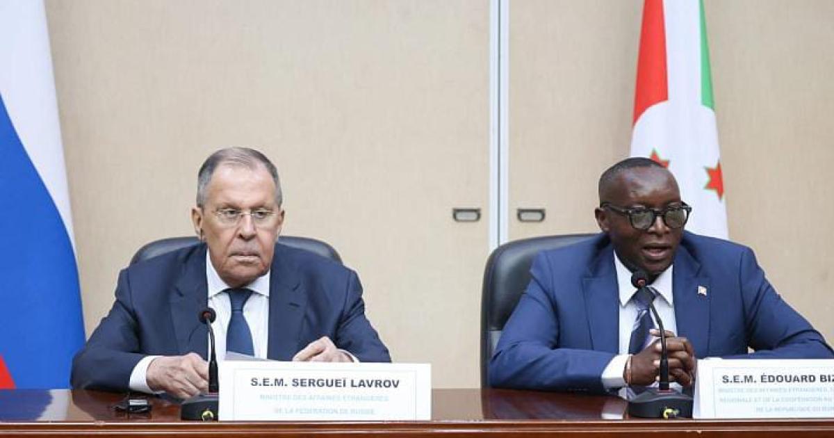 Edouard Bizimana, ministre burundais des Affaires étrangères, de l'Intégration régionale et de la Coopération au développement, et son homologue russe Sergueï Viktorovitch Lavrov 