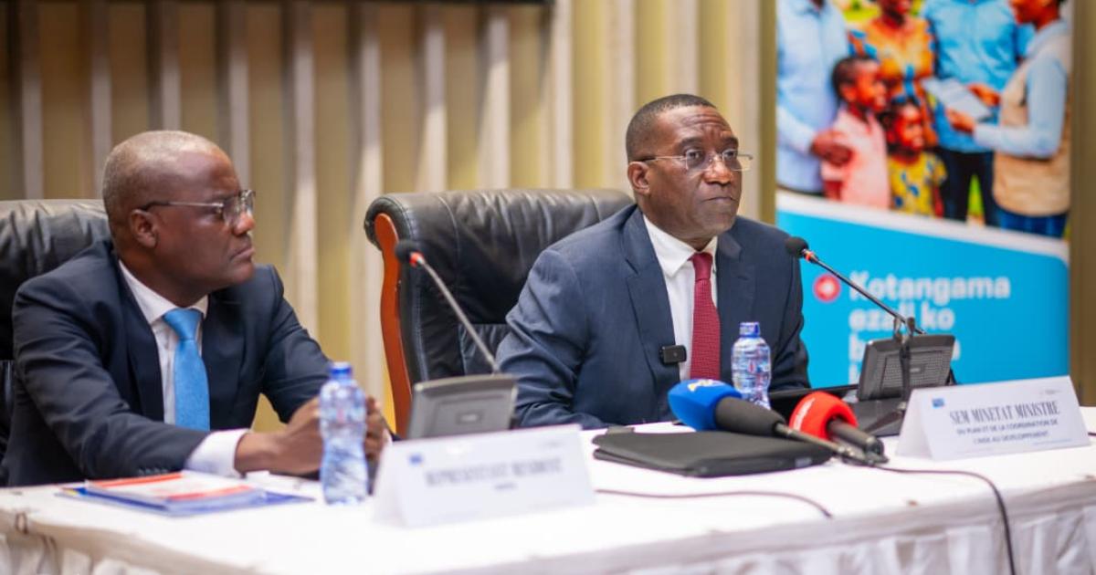 À droite, le ministre Gylain Nyembo