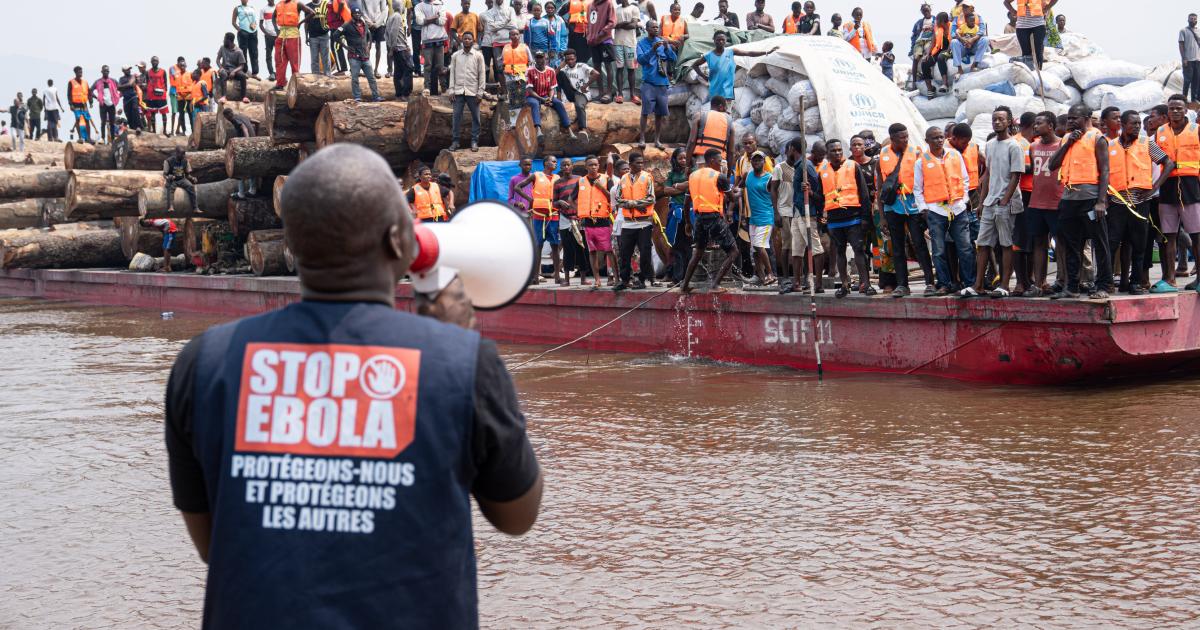 Ebola-Sensibilisation à l'approche d'une embarcation près de Kinshasa