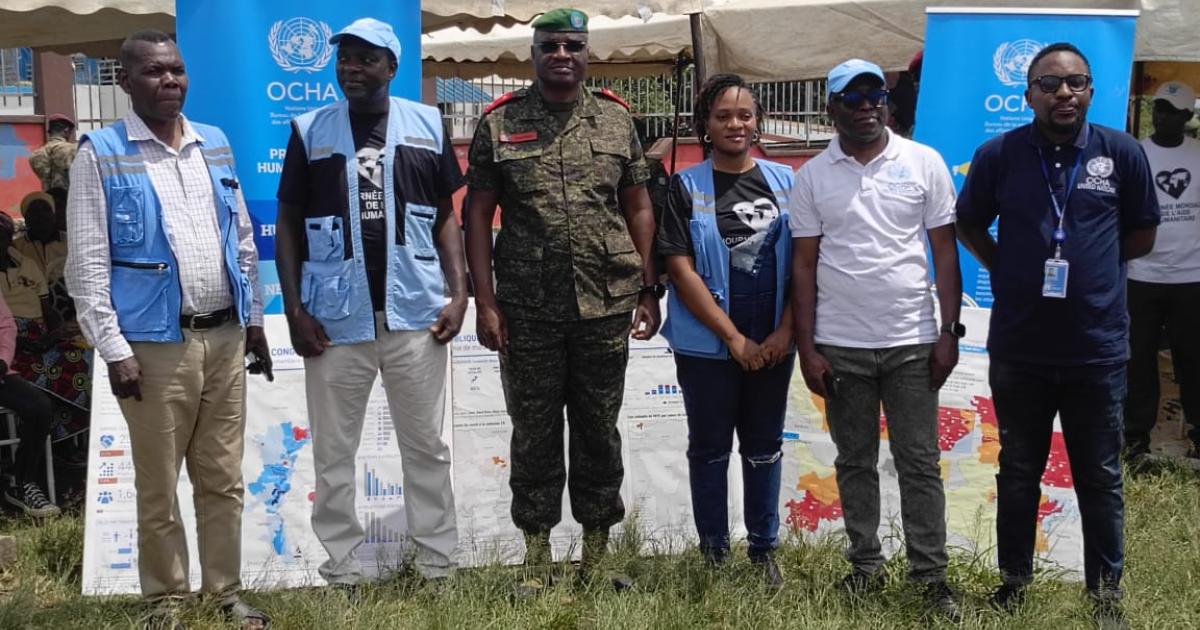 Des responsables OCHA et le gouverneur militaire d'Ituri lors de la journée mondiale de l'aide humanitaire 