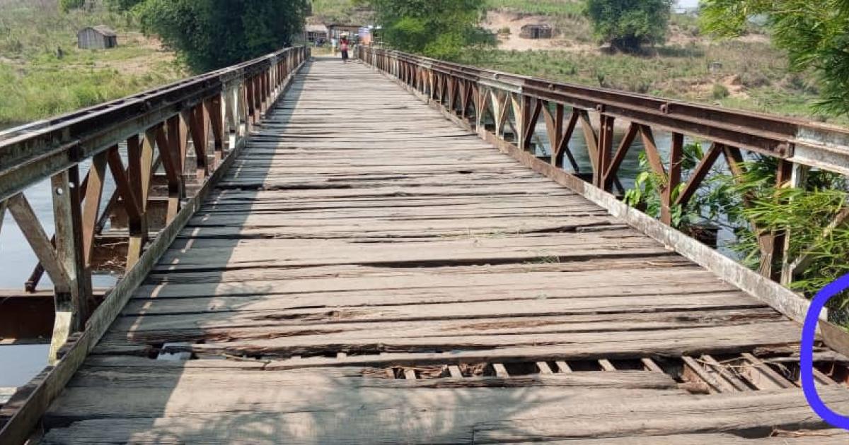 Le pont Kwenge jeté sur la rivière éponyme, reliant le territoire de Feshi à Kahemba et  à la ville de Kikwit.
