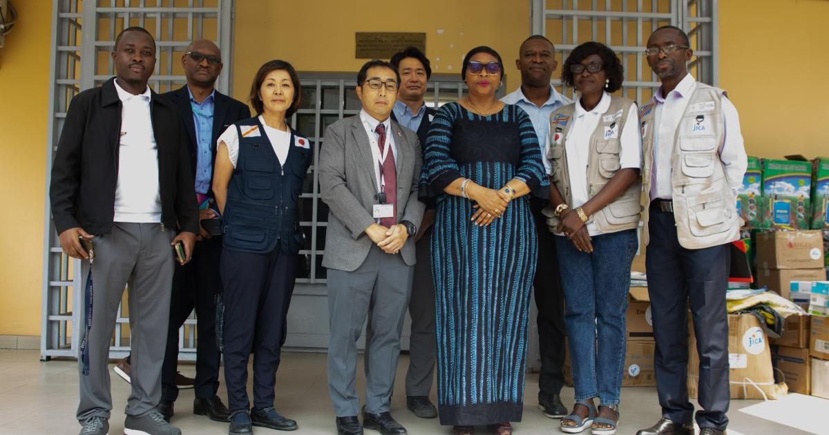Le représentant pays de la JICA aux côtés de la Directrice de la DSE lors de la cérémonie de remise des intrants 