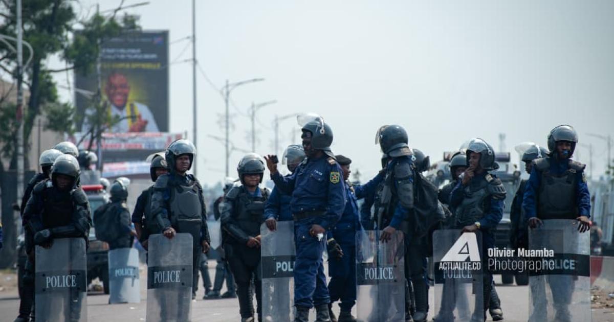 Des policiers lors d'une marche de l'opposition 