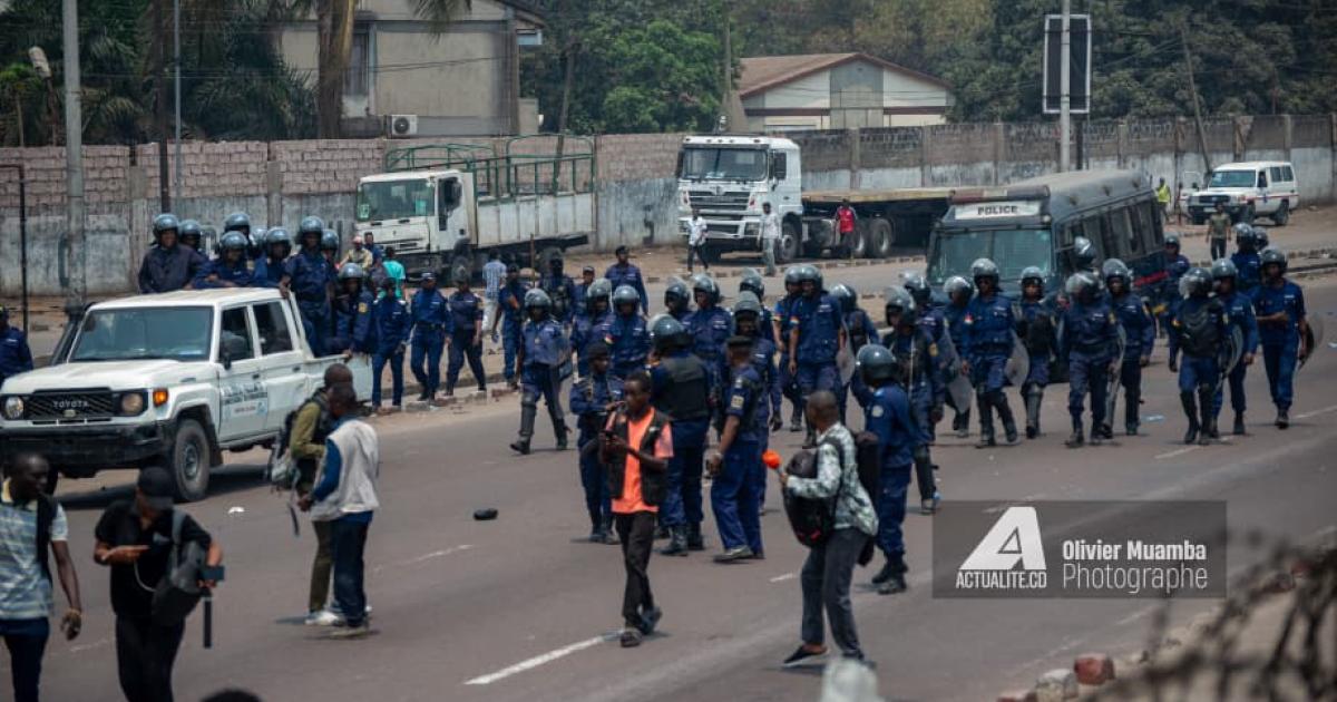 Des policiers lors d'une marche de l'opposition 