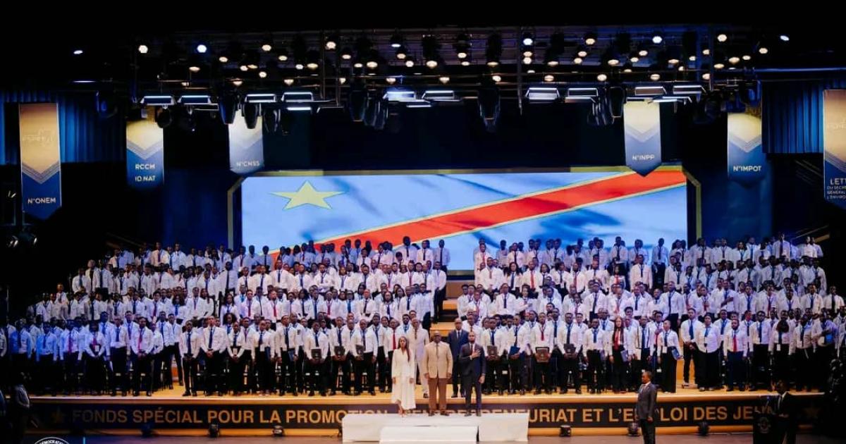 RDC : Félix Tshisekedi remet les documents de formalisation à 537 entreprises des jeunes de Kinshasa