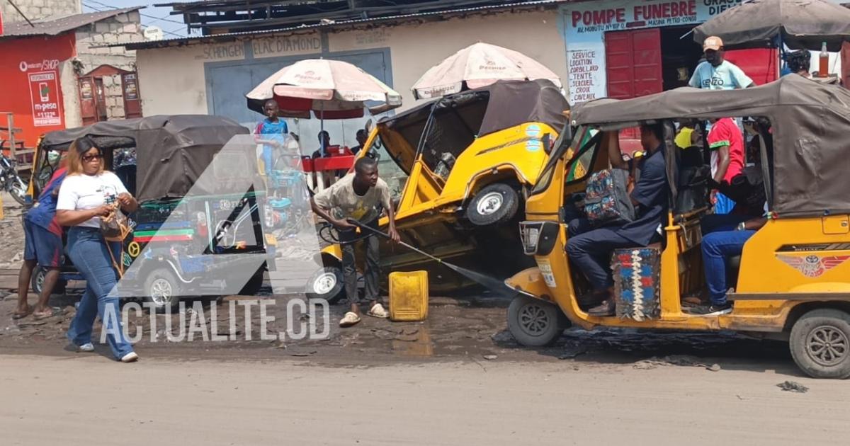 Lavage des motos et tricycles à Kinshasa 