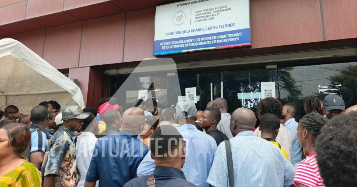 RDC : attente prolongée sous le soleil, bousculades dans les files, pots-de-vin… le calvaire des Congolais lors des formalités en vue d’obtenir le passeport