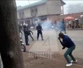 Police Nationale Congolaise, faisant usage de gaz lacrymogène pour disperser des manifestants. Ph/Actualite.cd