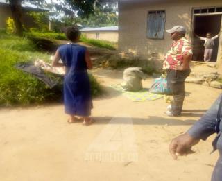 Une famille qui se déplace après l'attaque des ADF à Ngadi. Ph. ACTUALITE.CD.