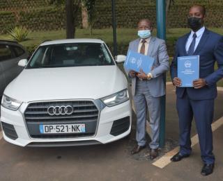 Voiture volée en RDC restituée par les autorités rwandaises à l’ambassade congolaise à Kigali 
