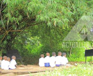 Une salle de classe atypique de l'école Ngora dans le territoire de Lubero