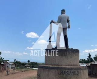 Ici le monument au centre de la localité de Masambo
