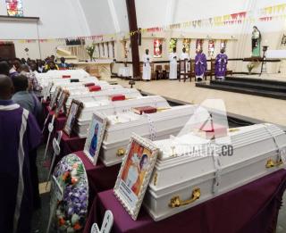 les corps des écoliers et leur chauffeur décédés à Bukavu exposés à l'église