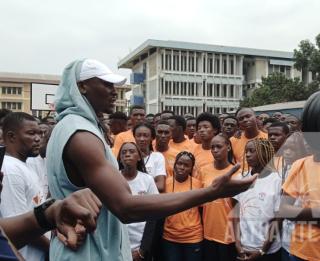 Bismack Biyombo avec les jeunes lors du lancement de son camp basketball à Kinshasa