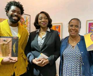 Elvis Ntambua aux cotés de Yvette Tabu et d'un membre Bookutani à Bruxelles 