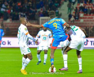 Makusu aux prises avec des joueurs ivoiriens au CHAN 2022