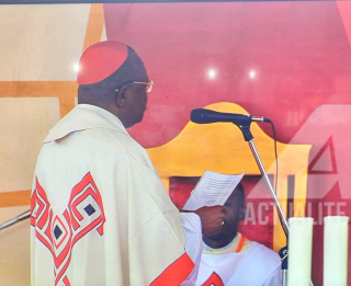 Le Cardinal Ambongo célèbre s'adressant au Pape François lors de la messe le 1er février à Kinshasa