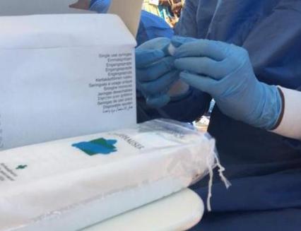 Un agent de santé au laboratoire de l'INRB