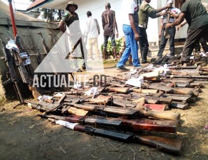 Des armes déposées par les miliciens auprès de l'armée au Nord-Kivu