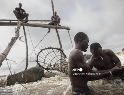 Sur le fleuve Congo, les pêcheurs de la chute Wagenya à Kisangani