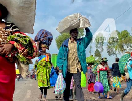 Des déplacés vident le site de Kanyaruchinya pour se diriger vers Goma
