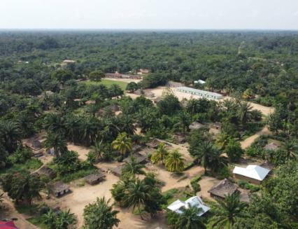 Vue aérienne du village Isongo, situé à plus de 60 kilomètres de la ville d'Inongo dans le Maï-Ndombe