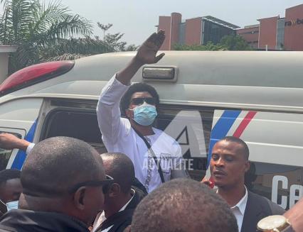 Constant Mutamba descendant du véhicule à son arrivée à l'audience dans l'affaire Frivao 