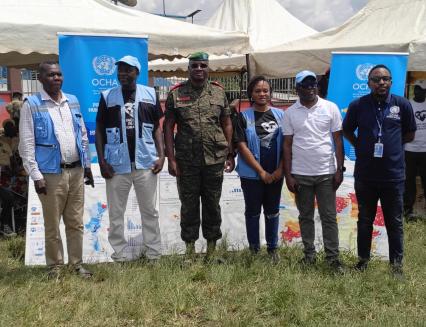Des responsables OCHA et le gouverneur militaire d'Ituri lors de la journée mondiale de l'aide humanitaire 