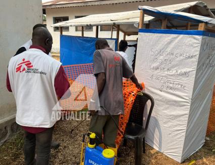 Riposte par MSF contre le choléra à Popokabaka
