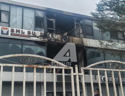 La façade endommagée du bâtiment abritant la salle de fête Panacée, au lendemain de l’incendie qui a fait plusieurs morts et blessés pendant un mariage, sur le boulevard Triomphal à Kinshasa, le 5 septembre 2026. © ACTUALITE.CD