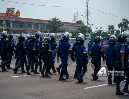 Des policiers lors d'une marche de l'opposition 