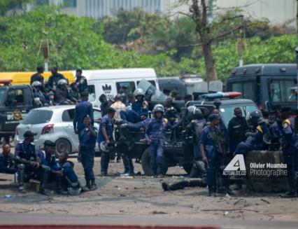 Des policiers lors d'une marche de l'opposition 