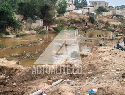 Début des travaux de construction du pont Lukaya, effondré lors des pluies des 5 et 6 avril 2025.