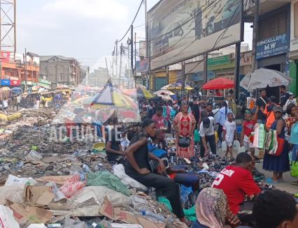 les marchés pirates au Rond-point Ngaba 