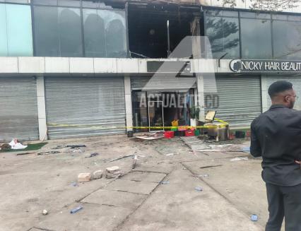 Des débris et des vitres brisées devant le bâtiment abritant la salle de fête Panacée, placé sous périmètre de sécurité au lendemain de l’incendie survenu pendant un mariage, à Kinshasa, le 5 septembre 2026. © ACTUALITE.CD