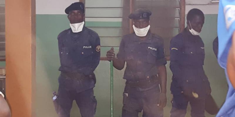 Les policiers aident à sortir les victimes de décombres Les policiers aident à sortir les victimes de décombres
