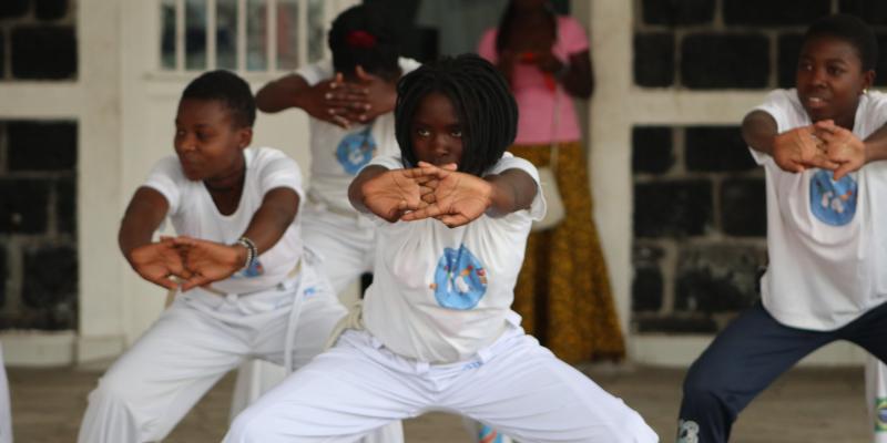 Des adolescentes en pleine pratique de capoeira