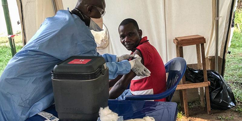 Un infirmier vaccine un contact contre Ebola / Ph. Tiers 