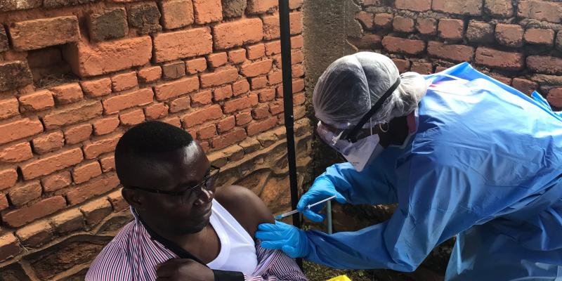 Le gouverneur Julien Paluku reçoit une piqûre Anti - Ebola à Butembo  le 4/10 / 2018 / Photo Droits Tiers 